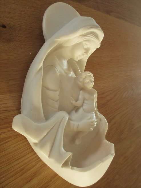 BEAUTIFUL VINTAGE BONDED MARBLE THREE DIMENSIONAL WALL PLAQUE OF HOLY MOTHER AND CHILD