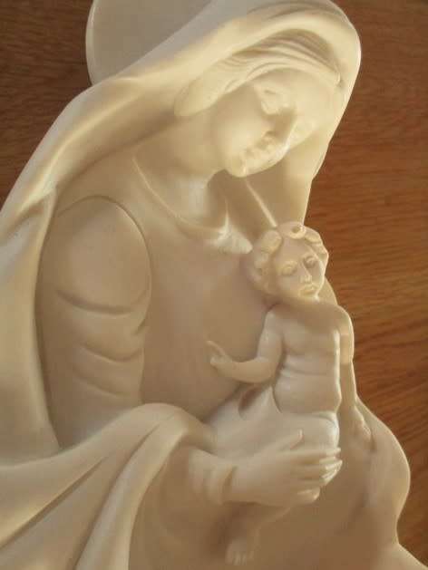 BEAUTIFUL VINTAGE BONDED MARBLE THREE DIMENSIONAL WALL PLAQUE OF HOLY MOTHER AND CHILD