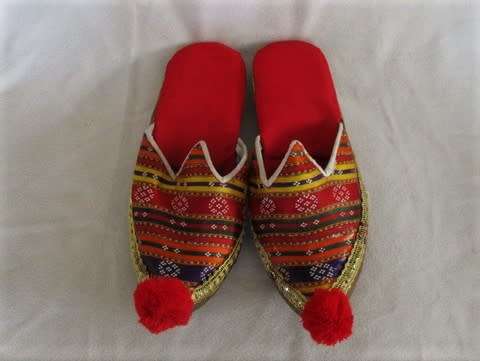 VINTAGE MULTI COLOURED SILK AND LEATHER GENIE/HAREM OTTOMAN TURKISH SLIPPERS - GREAT DISPLAY ITEM!!