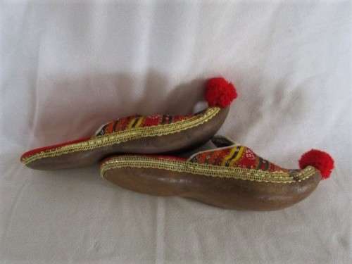 VINTAGE MULTI COLOURED SILK AND LEATHER GENIE/HAREM OTTOMAN TURKISH SLIPPERS - GREAT DISPLAY ITEM!!