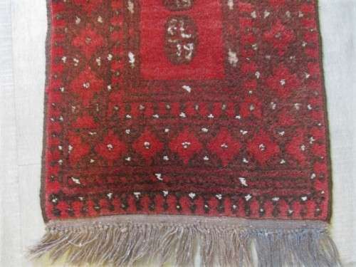 A HAND MADE AFGHAN CARPET/PRAYER MAT - 103CM X 48CM (1030MM X 480MM)