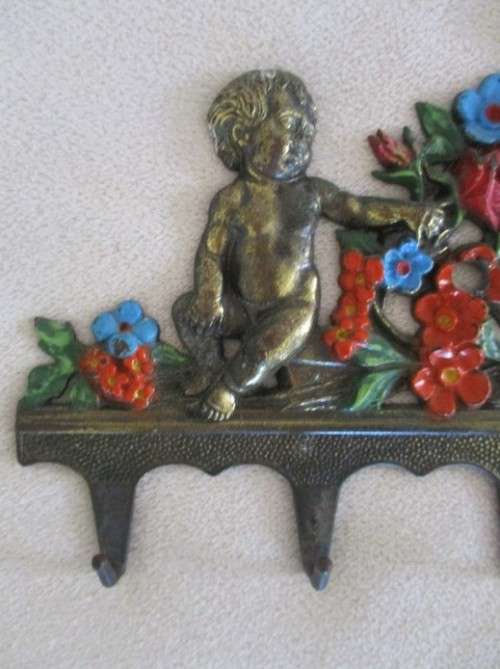 A VINTAGE ITALIAN MADE BRASS SIX HOOK WALL KEY/COAT/TOWEL/DISH CLOTH RACK WITH CUTE PLUMP CHERUBS