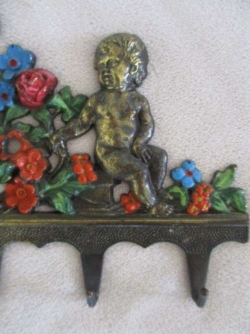 A VINTAGE ITALIAN MADE BRASS SIX HOOK WALL KEY/COAT/TOWEL/DISH CLOTH RACK WITH CUTE PLUMP CHERUBS