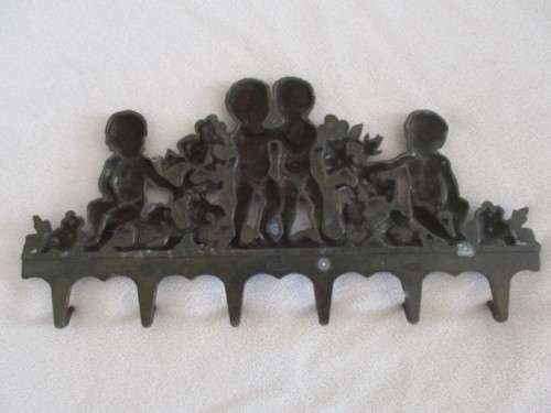 A VINTAGE ITALIAN MADE BRASS SIX HOOK WALL KEY/COAT/TOWEL/DISH CLOTH RACK WITH CUTE PLUMP CHERUBS