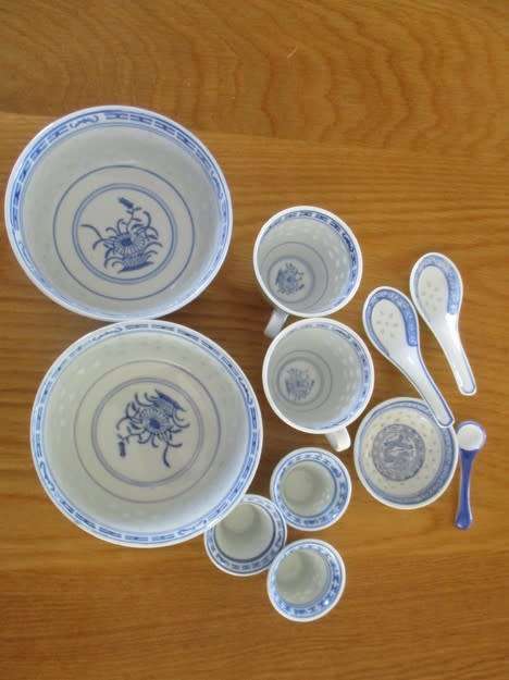 A BATCH OF CHINESE BLUE AND WHITE RICE GRAIN PATTERN PORCELAIN