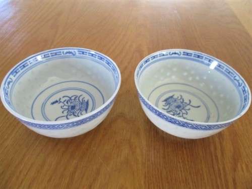 A BATCH OF CHINESE BLUE AND WHITE RICE GRAIN PATTERN PORCELAIN
