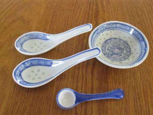 A BATCH OF CHINESE BLUE AND WHITE RICE GRAIN PATTERN PORCELAIN