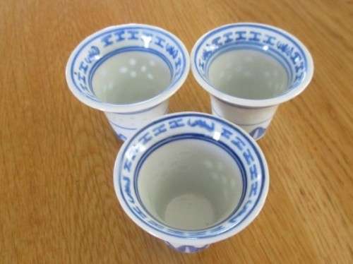 A BATCH OF CHINESE BLUE AND WHITE RICE GRAIN PATTERN PORCELAIN