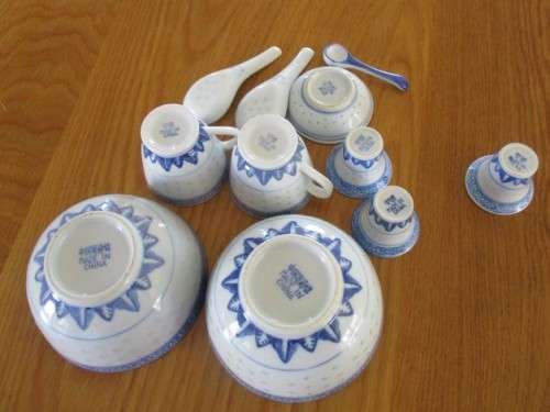 A BATCH OF CHINESE BLUE AND WHITE RICE GRAIN PATTERN PORCELAIN