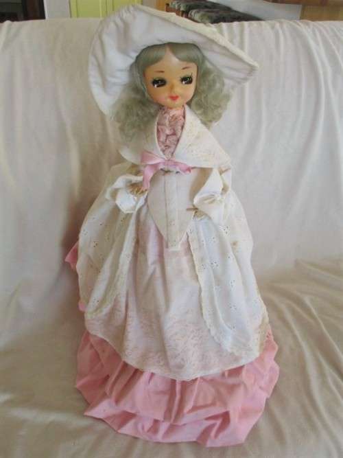 RARE FIND!! HIGHLY COLLECTABLE VINTAGE 1960's TWIGGY DOLL - 55 CM TALL ON STAND