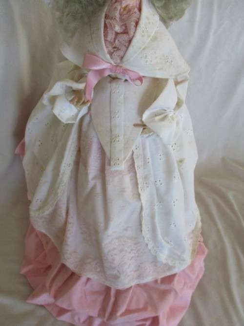 RARE FIND!! HIGHLY COLLECTABLE VINTAGE 1960's TWIGGY DOLL - 55 CM TALL ON STAND