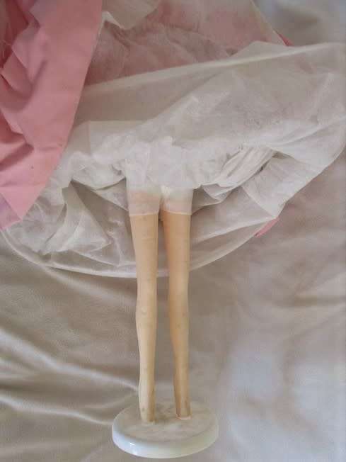 RARE FIND!! HIGHLY COLLECTABLE VINTAGE 1960's TWIGGY DOLL - 55 CM TALL ON STAND