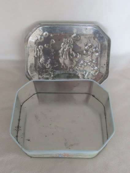 A COLLECTABLE BENTLEY'S OF LONDON TIN WITH RAISED RELIEF DESIGN - THE WORLD OF BEATRIX POTTER