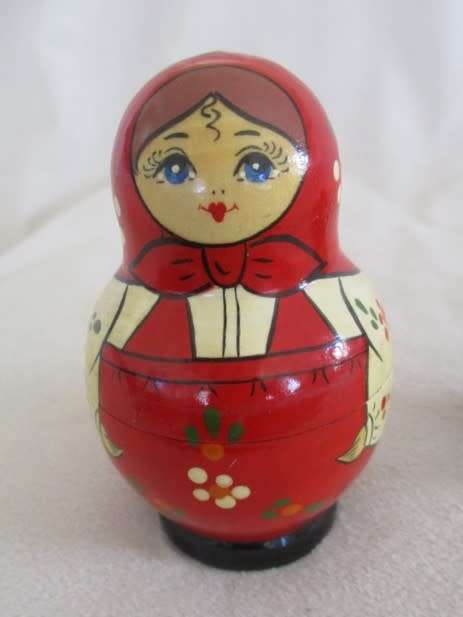 A VINTAGE FOUR PIECE HAND PAINTED MATRYOSHKA/BABUSHKA NESTING DOLL SET - SIGNED