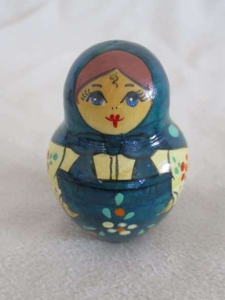 A VINTAGE FOUR PIECE HAND PAINTED MATRYOSHKA/BABUSHKA NESTING DOLL SET - SIGNED