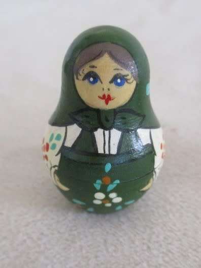 A VINTAGE FOUR PIECE HAND PAINTED MATRYOSHKA/BABUSHKA NESTING DOLL SET - SIGNED