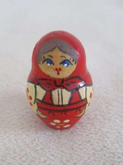 A VINTAGE FOUR PIECE HAND PAINTED MATRYOSHKA/BABUSHKA NESTING DOLL SET - SIGNED
