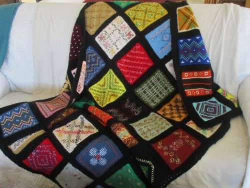 A STUNNING LARGE, THICK VINTAGE INTRICATELY HAND KNITTED AND CROCHETED BLANKET - 167CM X 123CM