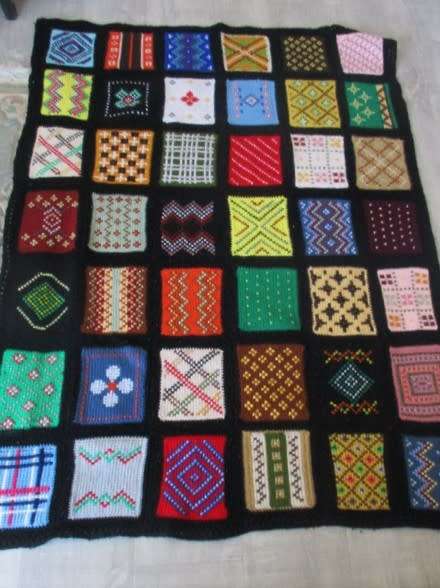 A STUNNING LARGE, THICK VINTAGE INTRICATELY HAND KNITTED AND CROCHETED BLANKET - 167CM X 123CM