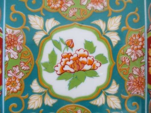 A PRETTY SMALL SQUARE SHAPED IMPERIAL HOKKAIDO IMARI PLATE