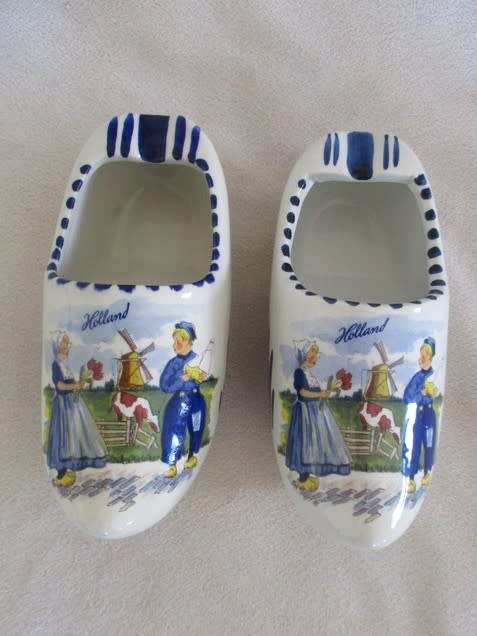 AN UNUSUAL PAIR OF HAND PAINTED DELFT'S BLAUW SHOES