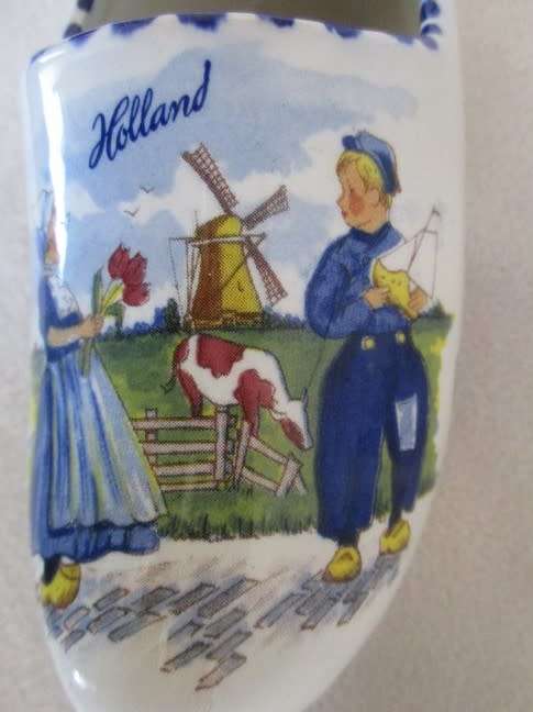 AN UNUSUAL PAIR OF HAND PAINTED DELFT'S BLAUW SHOES