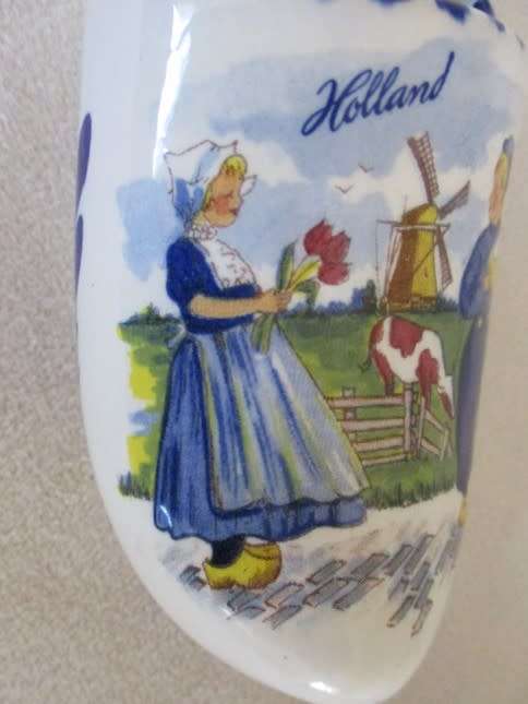 AN UNUSUAL PAIR OF HAND PAINTED DELFT'S BLAUW SHOES