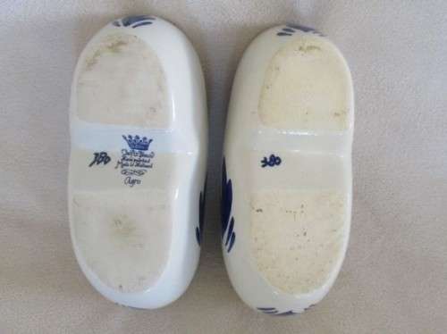 AN UNUSUAL PAIR OF HAND PAINTED DELFT'S BLAUW SHOES