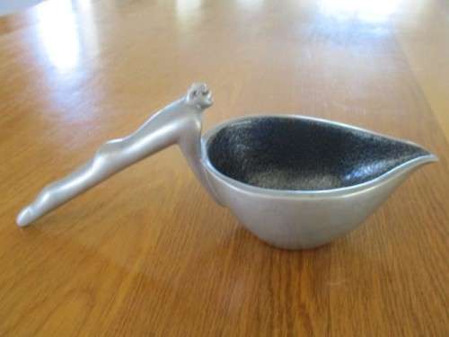 STUNNING AND COLLECTABLE - CARROL BOYES SAUCE POURER/GRAVY BOAT