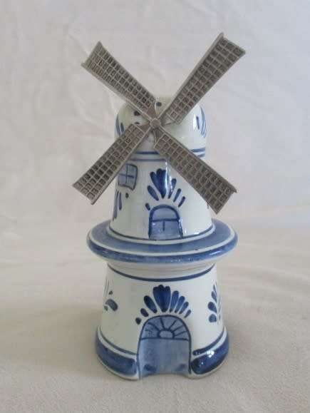 A LARGER SIZE (14CM TALL) VINTAGE HAND PAINTED DELFT WINDMILL WITH TURNING METAL BLADES