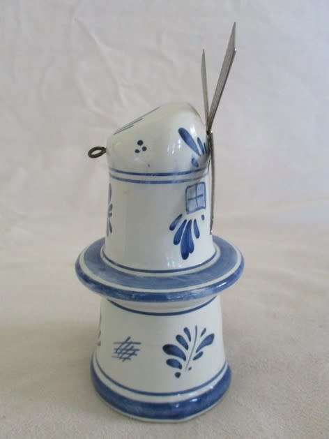 A LARGER SIZE (14CM TALL) VINTAGE HAND PAINTED DELFT WINDMILL WITH TURNING METAL BLADES