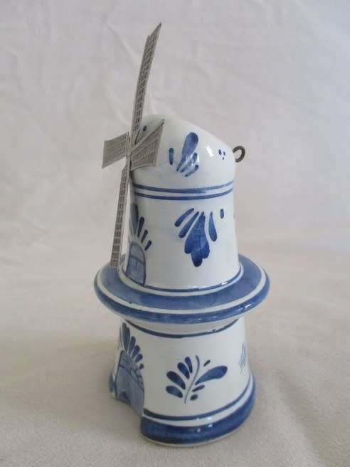 A LARGER SIZE (14CM TALL) VINTAGE HAND PAINTED DELFT WINDMILL WITH TURNING METAL BLADES