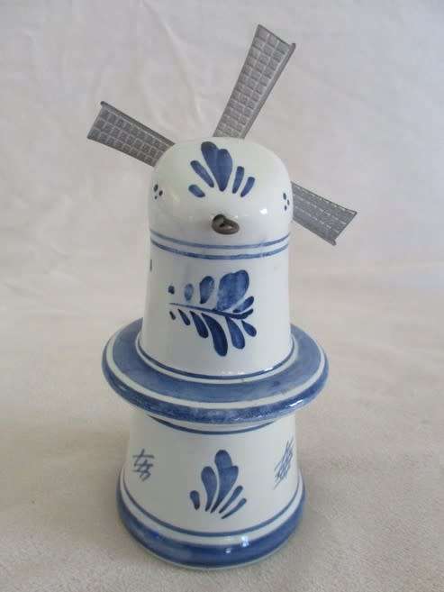 A LARGER SIZE (14CM TALL) VINTAGE HAND PAINTED DELFT WINDMILL WITH TURNING METAL BLADES