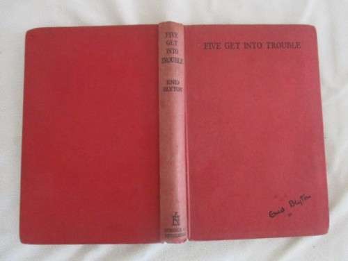 1952 HARD COVER  - ENID BLYTON - FIVE GET INTO TROUBLE