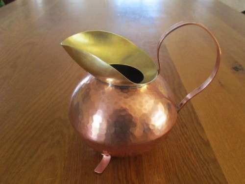 STUNNING VINTAGE HAND BEATEN, FAT-BELLIED COPPER AND BRASS FOOTED JUG/PITCHER