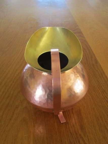 STUNNING VINTAGE HAND BEATEN, FAT-BELLIED COPPER AND BRASS FOOTED JUG/PITCHER