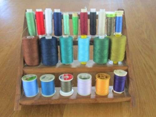 HANDY WOODEN FOLD-UP COTTON REEL ORGANISER WITH 23 REELS OF COTTON