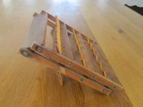 HANDY WOODEN FOLD-UP COTTON REEL ORGANISER WITH 23 REELS OF COTTON
