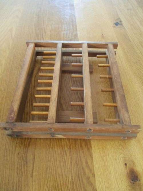 HANDY WOODEN FOLD-UP COTTON REEL ORGANISER WITH 23 REELS OF COTTON