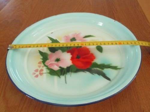 A STUNNING OLD FASHIONED LARGE, SHALLOW ENAMEL DISH WITH FLORAL DESIGN - 35CM IN DIAMETER