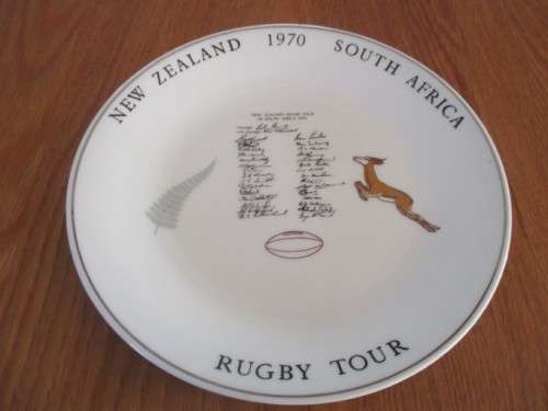 1970 RUGBY TOUR OF SOUTH AFRICA - PORCELAIN PLATE IMPRESSED WITH SIGNATURES OF BOTH TEAMS
