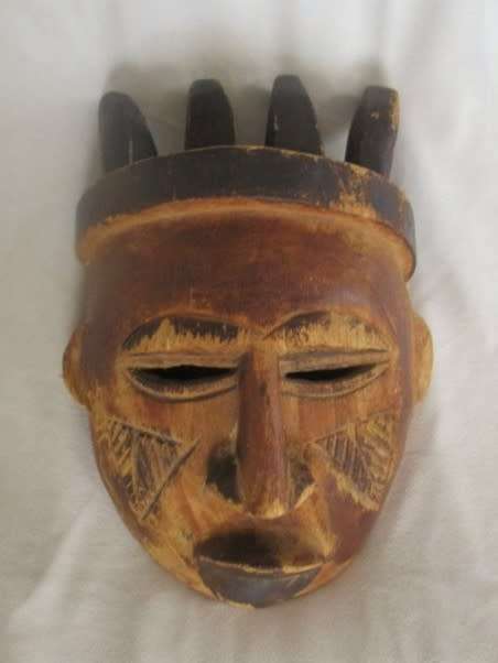 A VINTAGE/ANTIQUE HAND CARVED WOODEN AFRICAN TRIBAL MASK - PUNU?