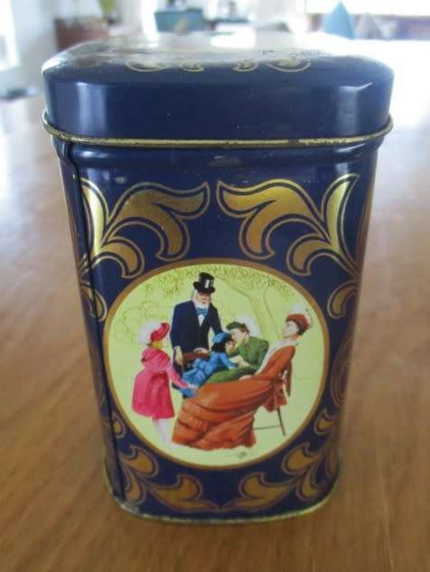 A VERY PRETTY VINTAGE FORTNUM & MASON TEA TIN