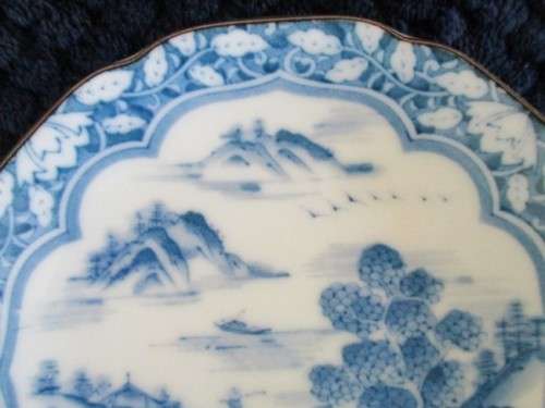 A BLUE AND WHITE ORIENTAL PIN DISH - SIGNED