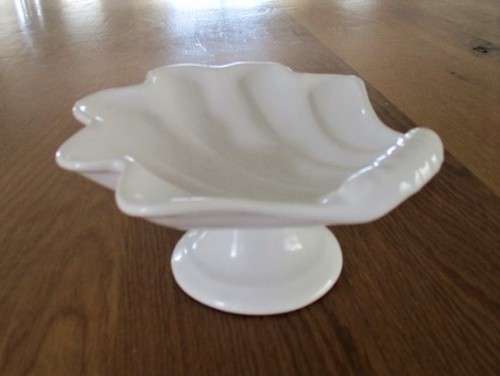 PRETTY CLAM-SHAPED VINTAGE FOOTED SOAP/BATH CRYSTALS DISH - GREAT BATHROOM DECOR!