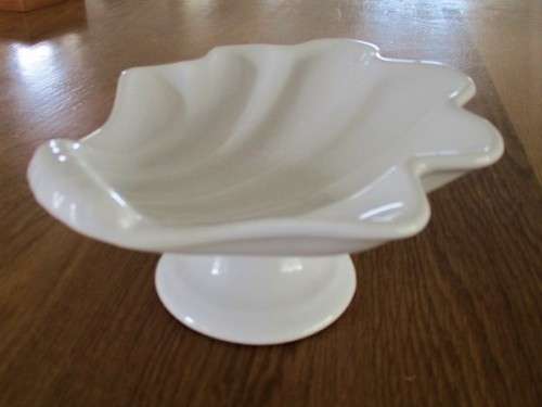 PRETTY CLAM-SHAPED VINTAGE FOOTED SOAP/BATH CRYSTALS DISH - GREAT BATHROOM DECOR!