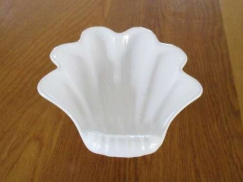 PRETTY CLAM-SHAPED VINTAGE FOOTED SOAP/BATH CRYSTALS DISH - GREAT BATHROOM DECOR!