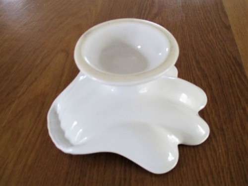 PRETTY CLAM-SHAPED VINTAGE FOOTED SOAP/BATH CRYSTALS DISH - GREAT BATHROOM DECOR!