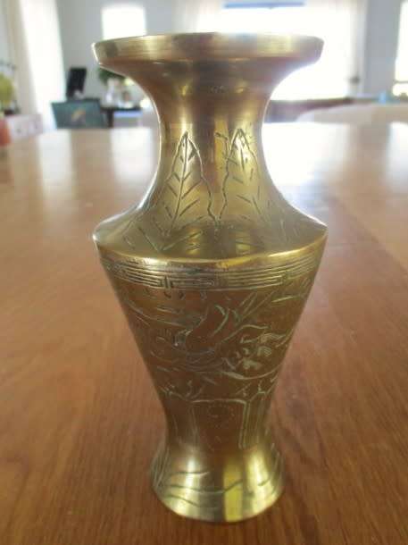 A  VINTAGE SOLID BRASS CHINESE VASE ENGRAVED WITH DRAGON