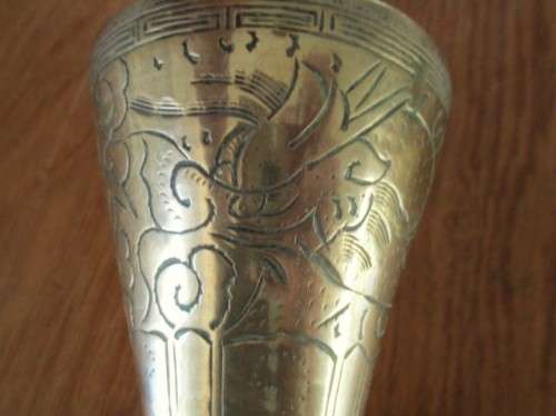A  VINTAGE SOLID BRASS CHINESE VASE ENGRAVED WITH DRAGON